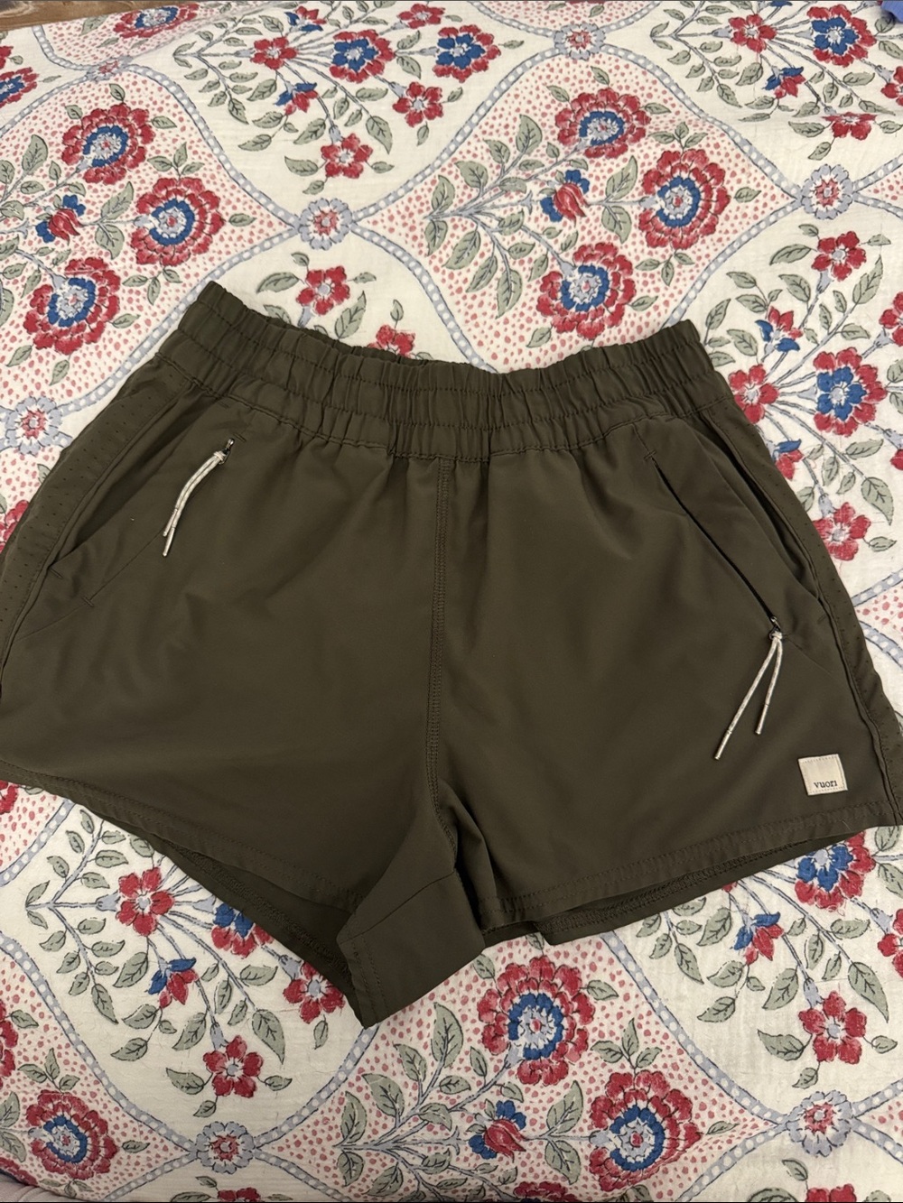 Vuori olive shorts